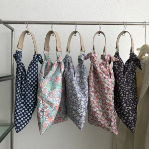 Sommerliche Blumenstoff Handtasche mit Knotengriff, lässige Schultertasche für Damen neu.