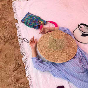 Detailansicht der stylischen gestrickten Schultertasche mit einem bunten Muster.