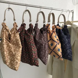 Koreanischer Designer Stoff Schultertasche für Damen, große Kapazität, lässige Knotentasche.