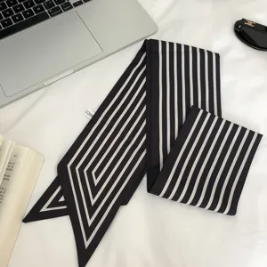 Nahaufnahme eines schwarz-weißen gestreiften Twilly-Schals mit glatter Textur und Stil.
