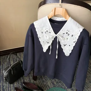 Schickes dunkelblaues Sweatshirt mit edlem weißem Spitzen-Stoffkragen und Blumenstickerei.