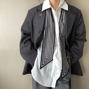 Detailansicht des modischen gestreiften Halstuchs passend zum eleganten Anzug und Hemd Outfit.