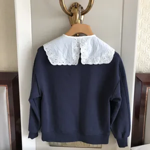 Dunkelblauer Pullover mit grossem weissen bestickten Spitzenkragen und modischem Lochmuster.