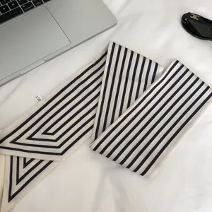 Nahaufnahme des schwarz-weißen Streifen-Schals, schickes geometrisches Design vielseitig.