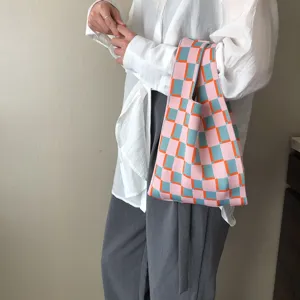 Detailaufnahme einer trendigen pink, blauen und orangen karierten Stricktasche, lässig.