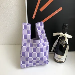 Detailansicht lila-weiße Karo Strick Shopper Tasche, gemütliche Freizeithandtasche.