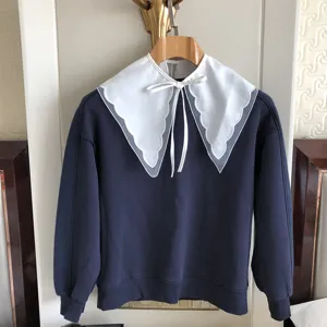 Dunkelblauer Pullover mit grossem weissen abnehmbaren Spitzenkragen und hübscher Schleife verziert.