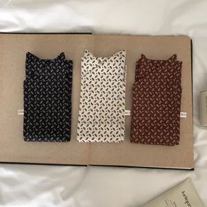 Nahaufnahme vielseitiger gemusterter Seidenbänder in drei klassischen Farben präsentiert.