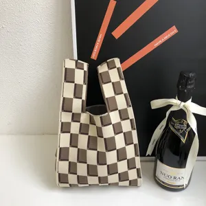 Mini Strick Karomuster Tasche, stilvolle braune und beige Tragetasche für den Alltag.