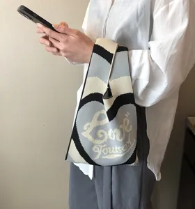 Strick Umhängetasche für Damen, modische Farbblock Freizeittasche mit Herzmuster Design.
