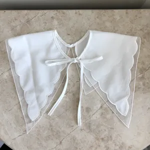 Weißer eleganter abnehmbarer falscher Kragen mit feiner Bogenstickerei und Schleifenband für Damen.