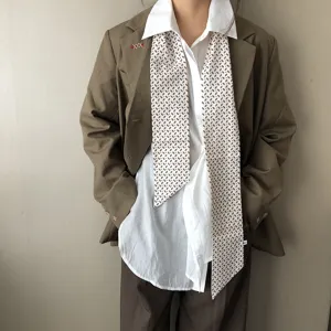 Schickes geometrisches Muster langer Seidenschal Band und stilvolles Blazer Set für Damen.