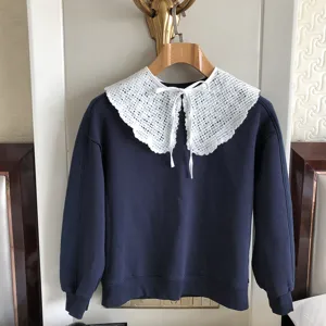 Schickes dunkelblaues Sweatshirt mit einem eleganten weißen gehäkelten Spitzenkragen.