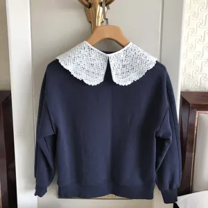 Dunkelblauer Langarm-Pullover mit einem eleganten weissen abnehmbaren Spitzenkragen.
