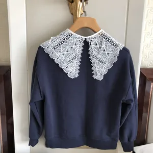 Dunkelblaues Langarm-Sweatshirt mit einem eleganten weißen Spitzen-Hohlkragen als modisches Oberteil.