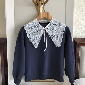 Blauer Pullover kombiniert mit weißer spitzenbesetzter hohler falscher Kragen Schal Detailansicht.