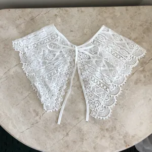 Weißer Spitzen abnehmbarer falscher Kragen, elegante bestickte Blumen Hemd Accessoire.