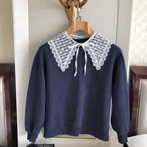 Dunkelblaue Damen Sweatshirt mit weißem hohlem Spitzenreverskragen und eleganter Schleife