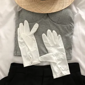 White sun protection gloves for women and men, ideal for outdoor driving and cycling daily use.