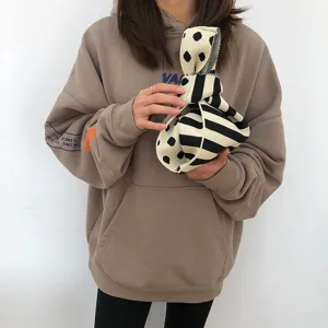 Schicke schwarz-weiße gepunktete Strick-Knotentasche, weiche Damen Handtasche Frühlingsmode.