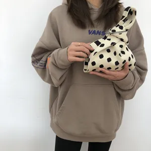 Schicke schwarz-weiße gepunktete Strick-Knotentasche, stilvolle Damen Handtasche fur Alltag.