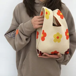 Charmantes Blumen Strick Handtasche Detail, stilvolle gewebte Tasche für Damen Sommer.