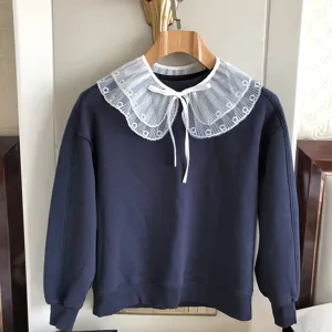 Dunkelblauer Pullover mit abnehmbarem weißem Spitzenkragen, elegantes Blumen-Design.