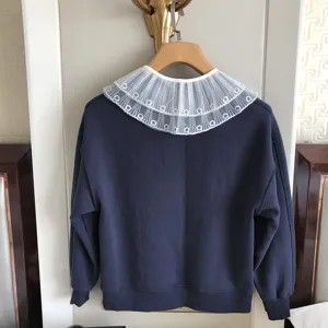 Schickes Sweatshirt mit abnehmbarem Spitzenkragen im vintage Design in marineblau.