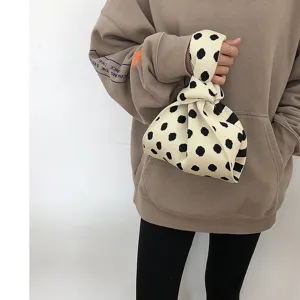 Französische schwarz-weiße gepunktete Strickhandtasche, süße lässige Knotengriff-Tasche.