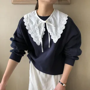 Weißer bestickter Spitzeneinsatz als falscher Kragen mit Blumenmuster für Damen modeaccessoire.