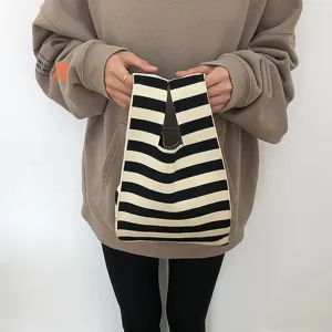 Schwarz-weiß gestreifte Strick-Tragetasche, lässige weiche Handtasche für Damen, Frühlingsmode.