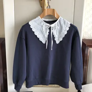 Dunkelblauer Langarm-Sweatshirt mit abnehmbarem weißem Spitzen-Stickerei-Kragen.