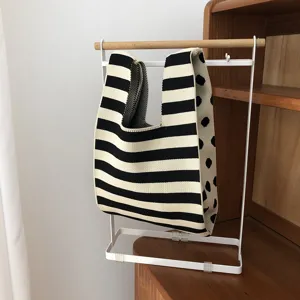Detailansicht der schwarz-weißen Strick-Tasche mit stilvollen Streifen und tollem Muster.