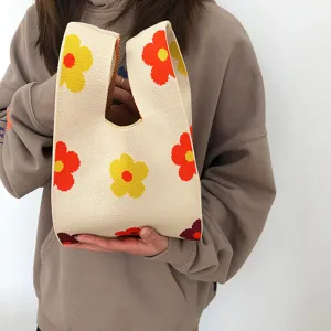 Gestrickte Blumengestaltung Handtasche mit bunten Gänseblümchen, stilvolle Damen Beuteltasche.
