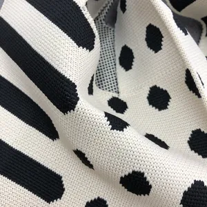 Nahaufnahme Detailansicht mit schwarz-weißen Punkte- und Streifenstrickstoff für Taschen.
