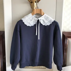 Dunkelblaue Damen Sweatshirt mit abnehmbarem weißem Spitze bestickten Blumen Kragen Detail.