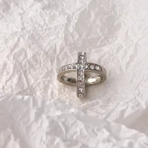 Nahaufnahme einer funkelnden Strass-Kreuz-Schalschnalle, elegantes Metallring für Tücher.