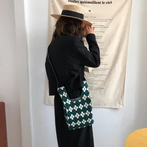 Grüne florale Strick Umhängetasche Detail, ästhetische lässige Umhängetasche für Damen.