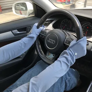 Detailansicht der Eisseide Sonnenschutzärmel beim Autofahren, atmungsaktiv und UV-beständig.