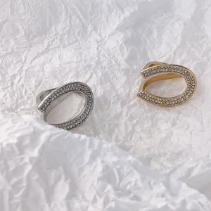 Nahaufnahme Detail der Strass Hufeisen Seidentuch Schnalle, glitzerndes Kristall Accessoire.