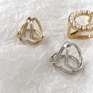 Multifunktionale Seidenschal-Clips, gechmückte Strass- und Perlenklammern für Tücher.