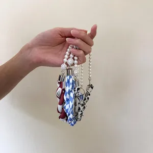 Bracelet perle tissu fait main laniere telephone accessoire sac design chic utilisation