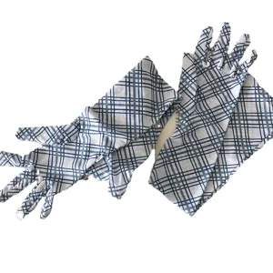 Sommer blau-weiss karierte Netto Sonnenschutz Fuenffingerhandschuhe und lange Aermel stilvoll.