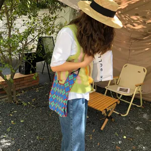 Bunte Blumen Strick Umhängetasche für Damen, süße japanische lässige Schultertasche Detail.