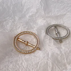 Nahaufnahme von stilvollem Metall Strass runden Schalring Schnalle Mode Accessoire.