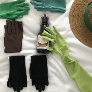 Vue détaillée de divers gants de protection solaire en résille fine de couleur et de manches.