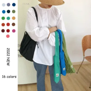 Detailansicht der Canvas Schultertasche mit vielen Farboptionen und modischem Design.