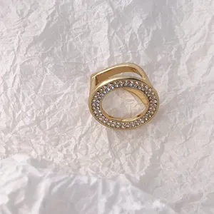 Goldfarbener Strassring Brosche Detail, glitzernder Kristall Schalclip für stilvolles Styling.