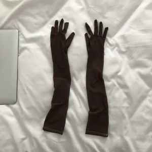 Gants de protection solaire longs en maille marron, style tissu léger et respirant.