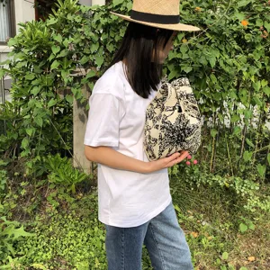 Schwarze und weiße Strick Damentasche mit Muster als klassischer Shopper für den Alltag.